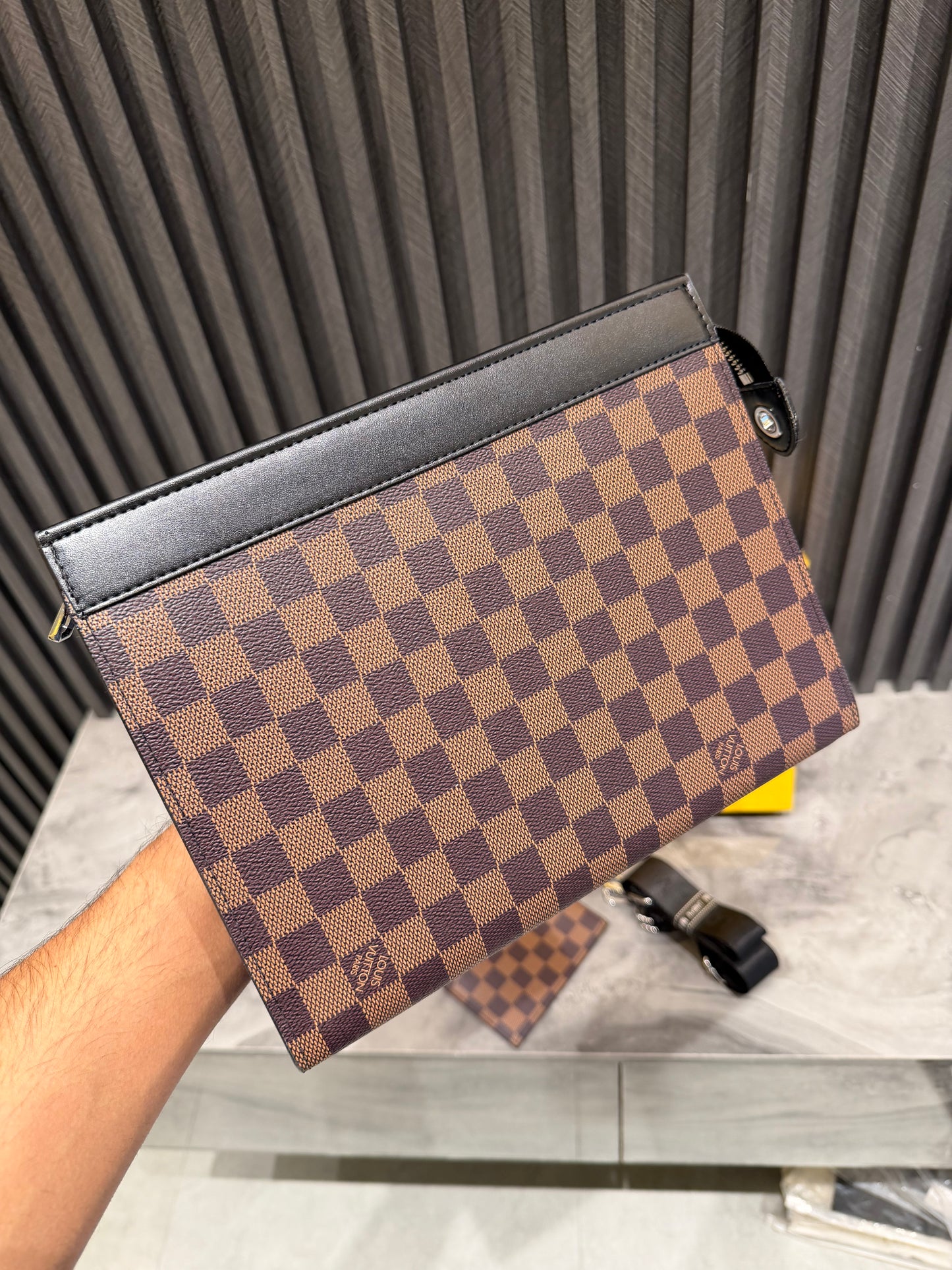 LV MESSENGER BAG