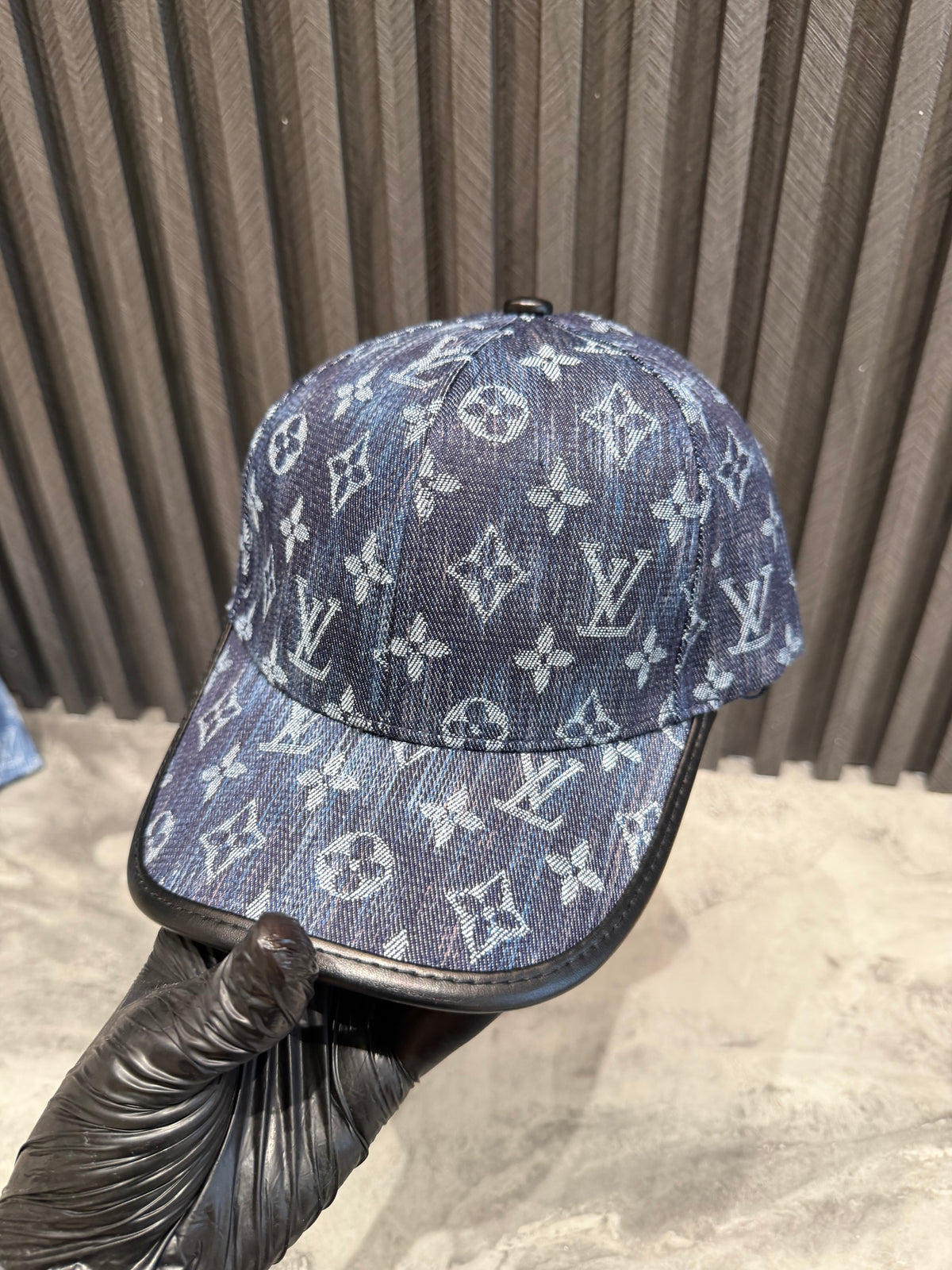 LV CAP
