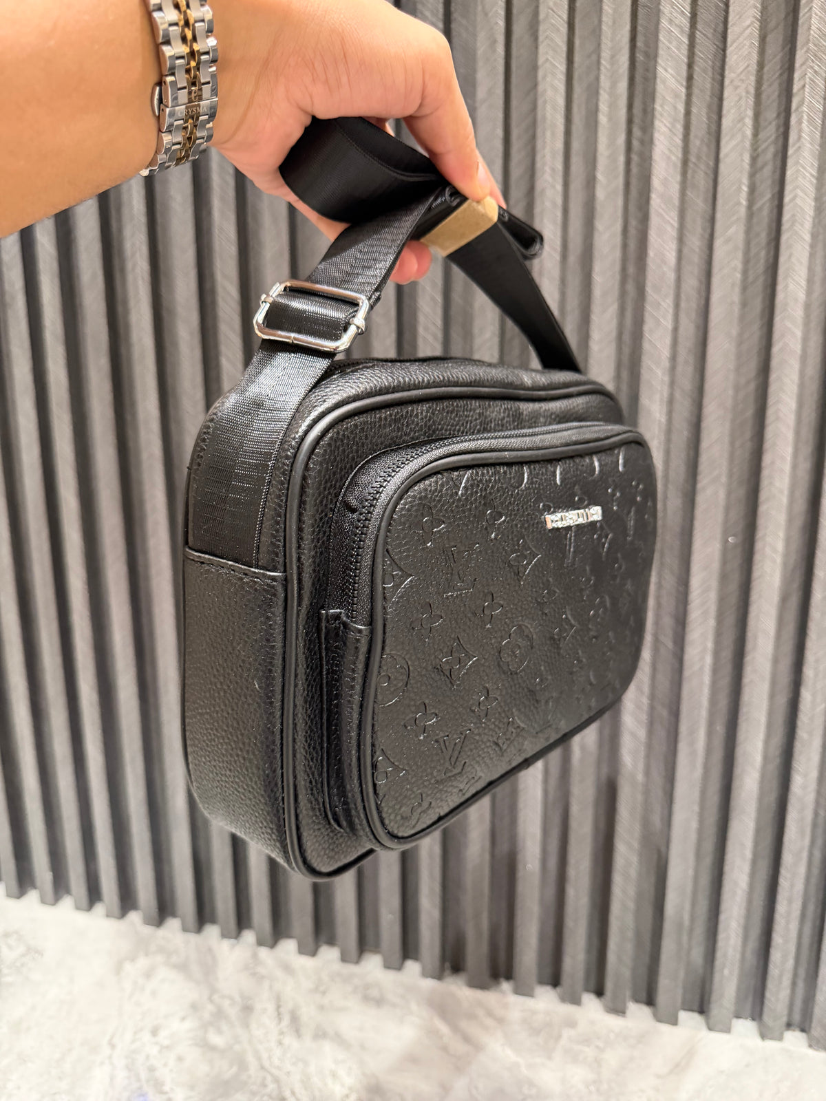 LV SIDE BAG