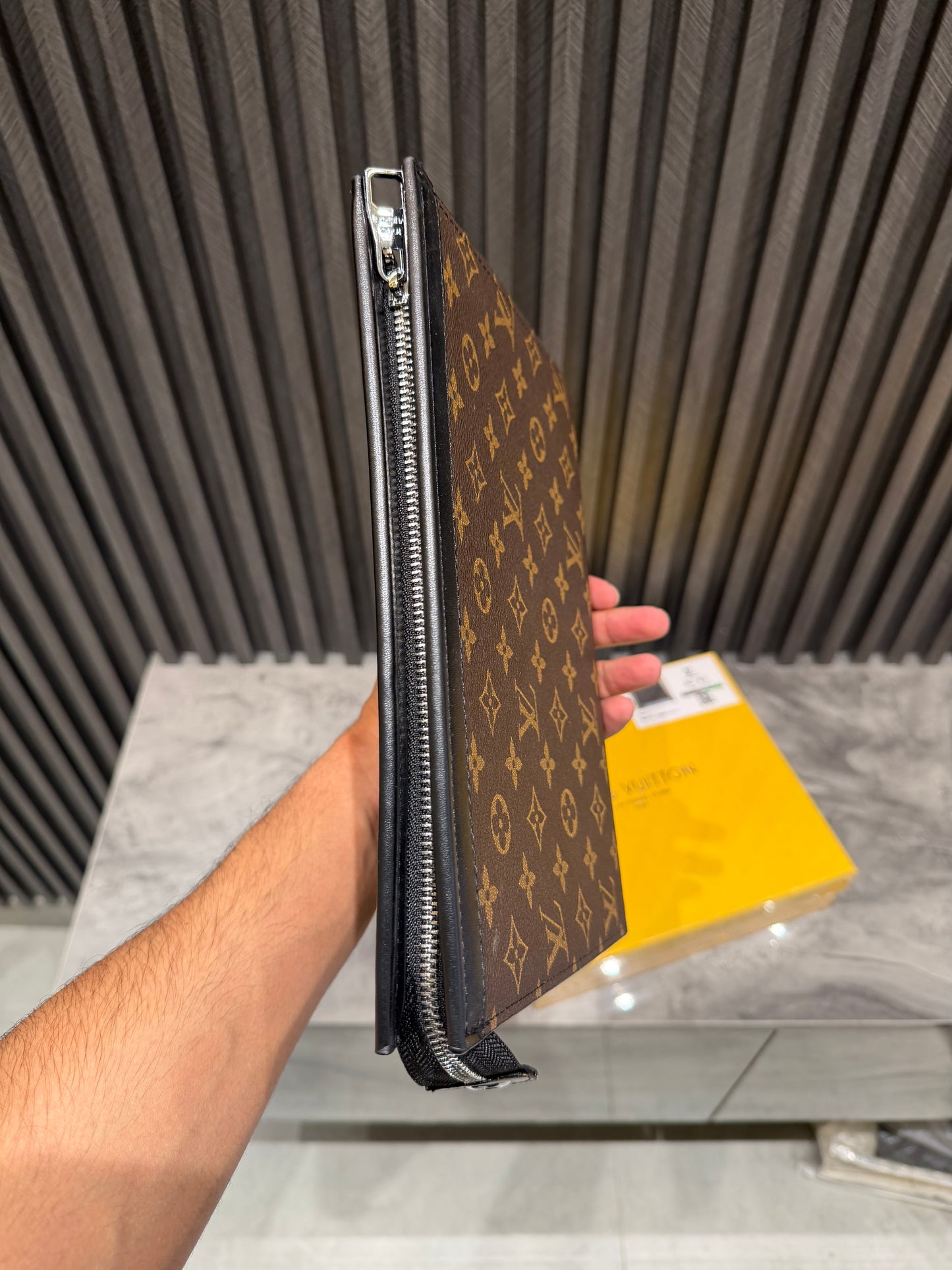 LV MESSENGER BAG