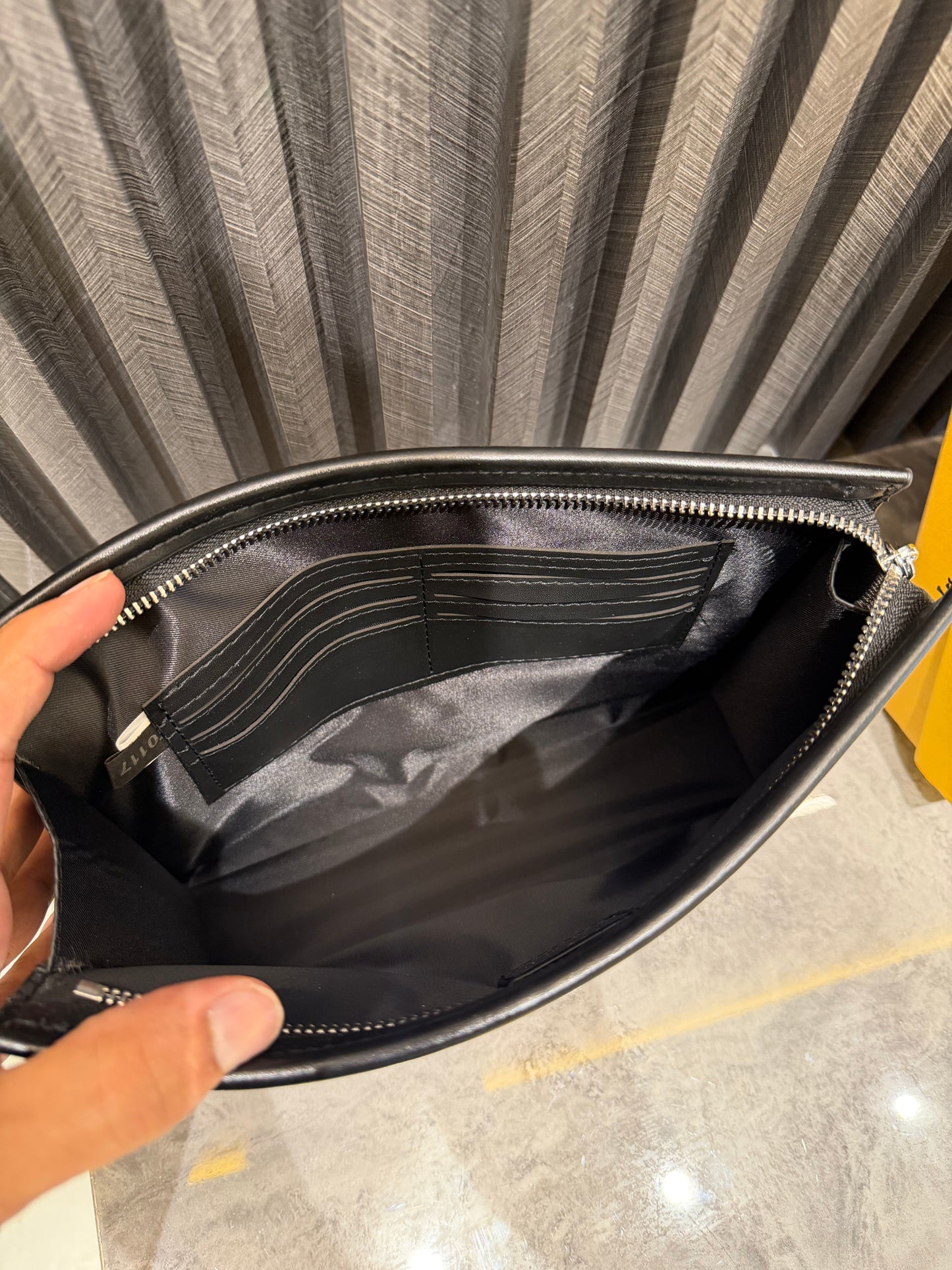 LV MESSENGER BAG