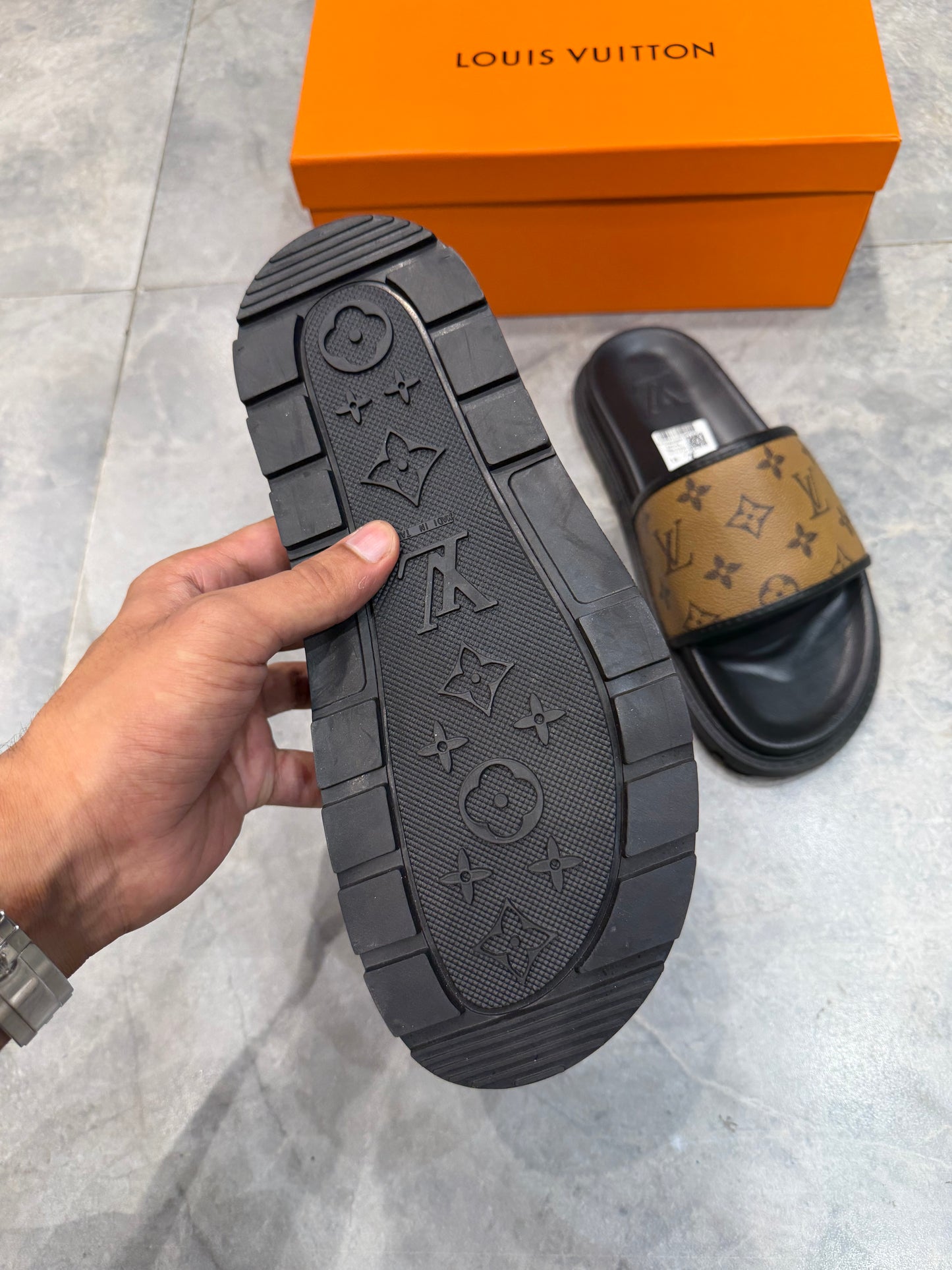 LV HIGH GRADE SLIPPER