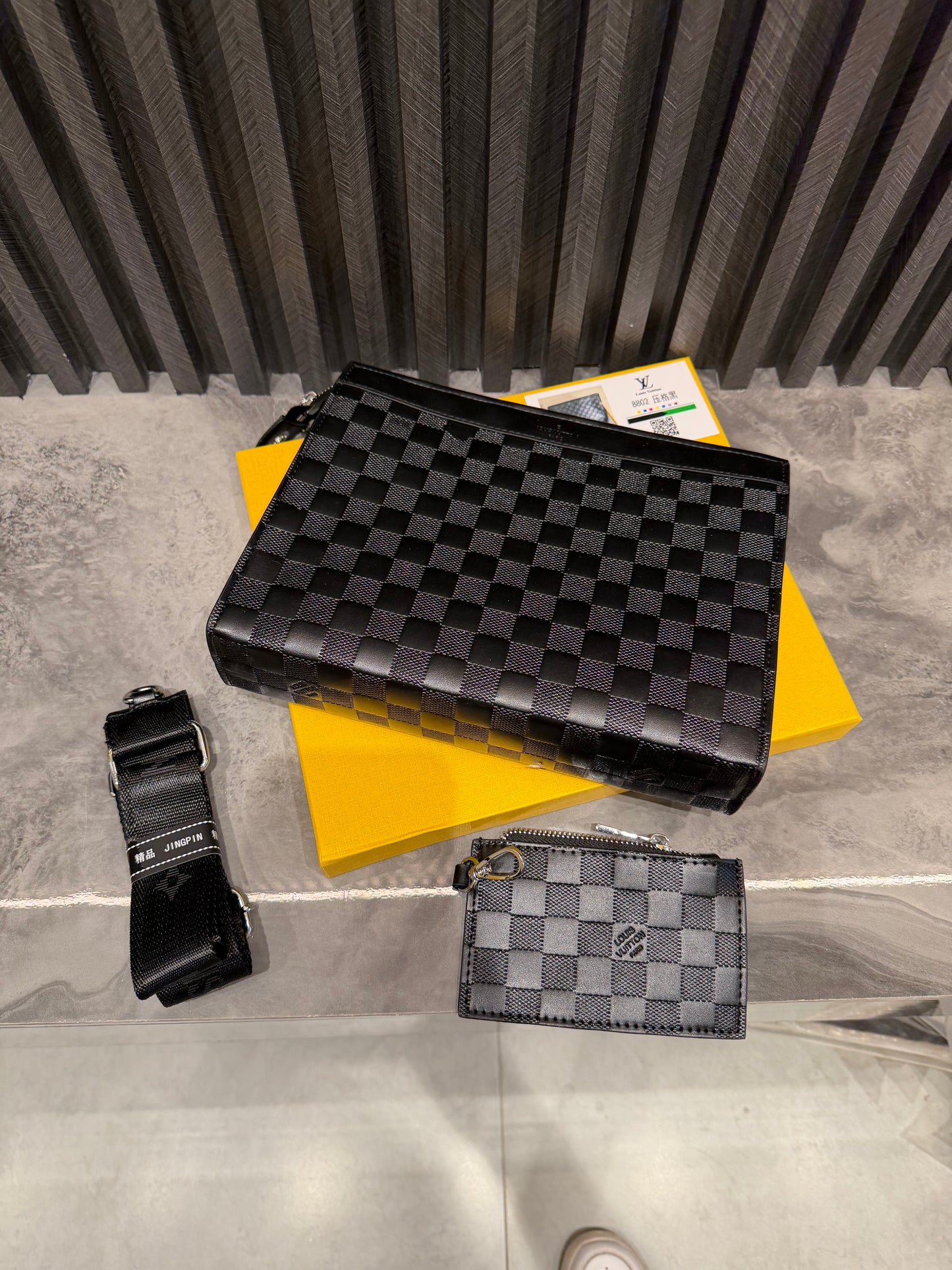 LV MESSENGER BAG