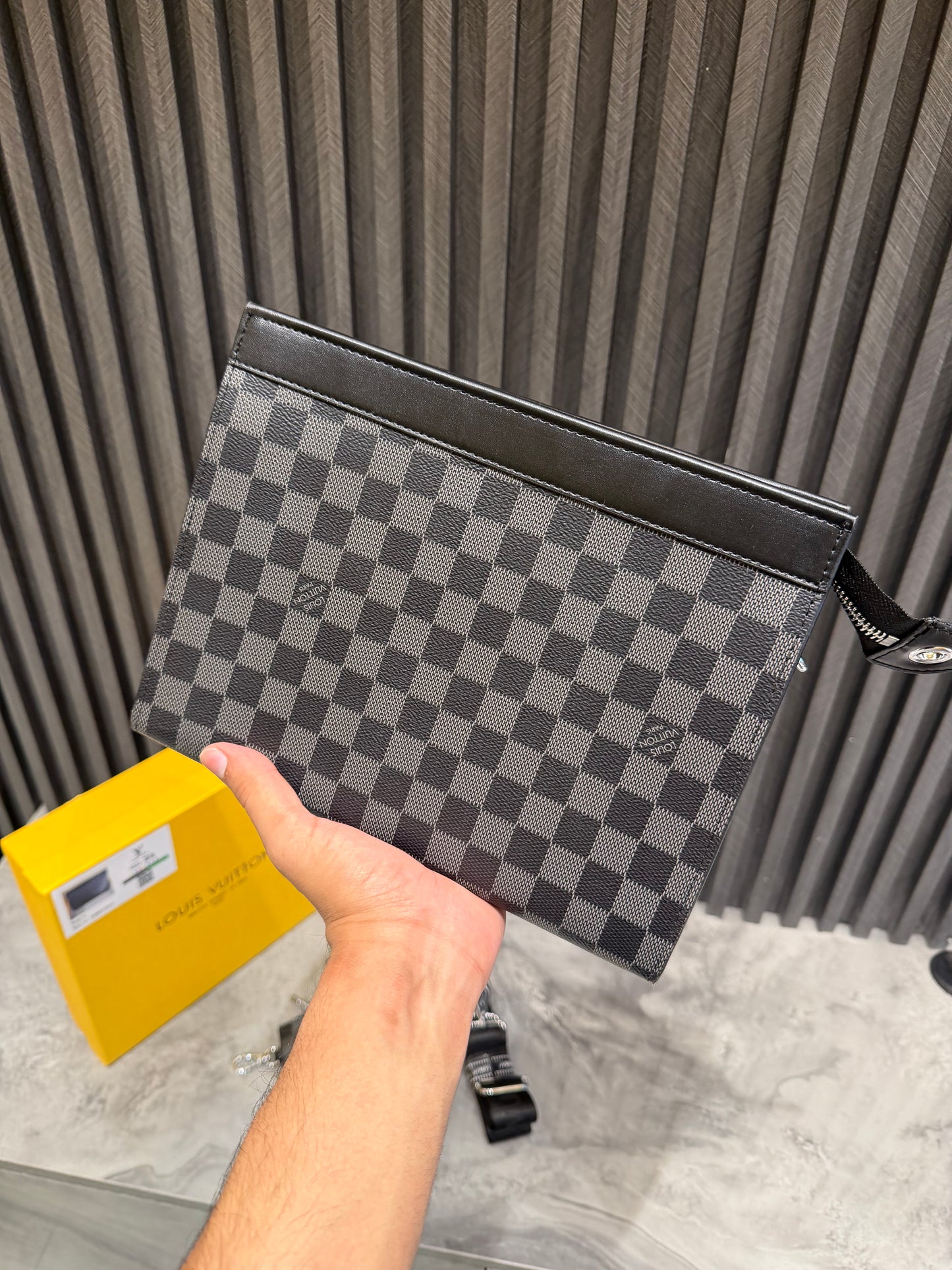 LV MESSENGER BAG