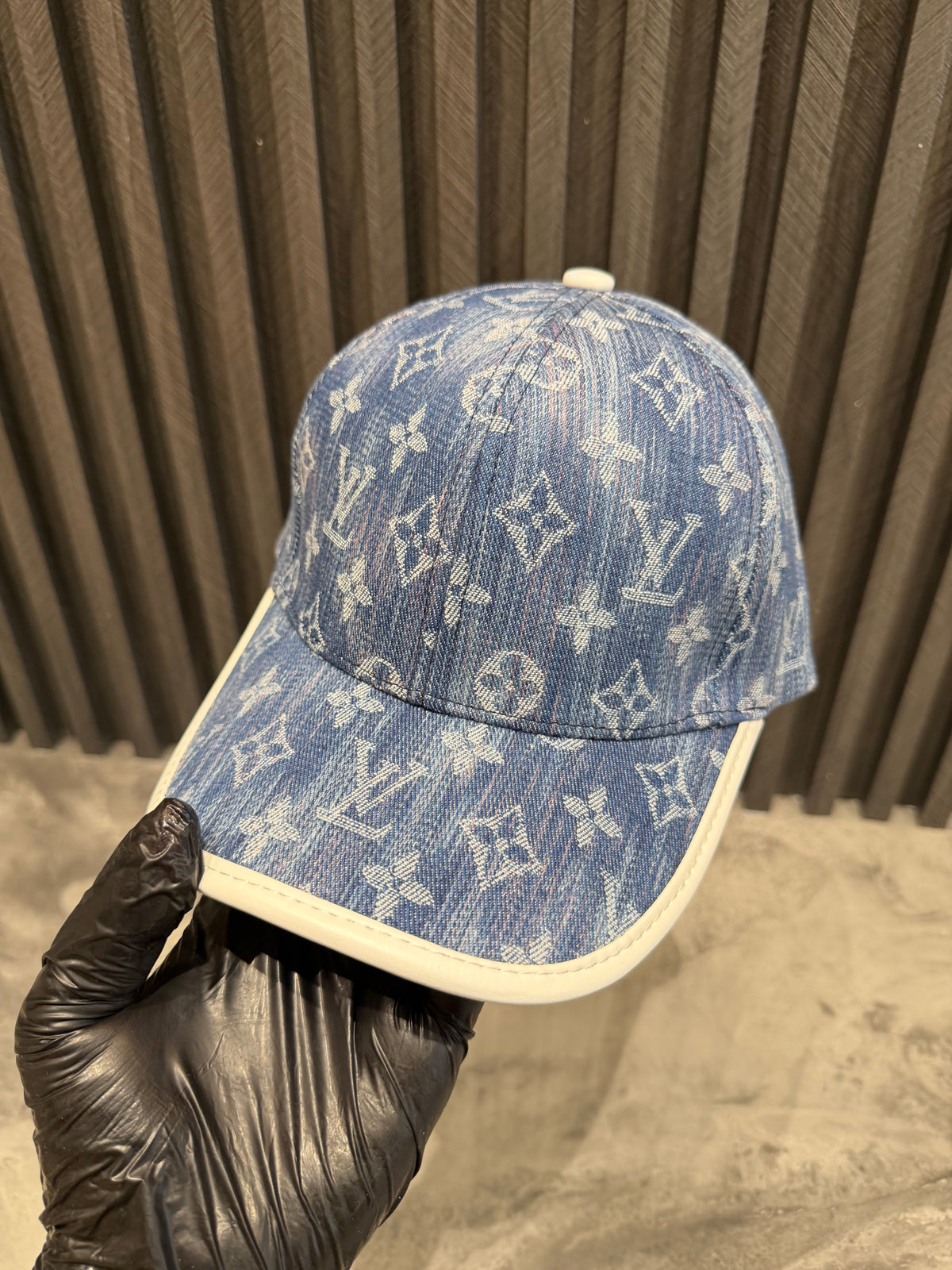 LV CAP