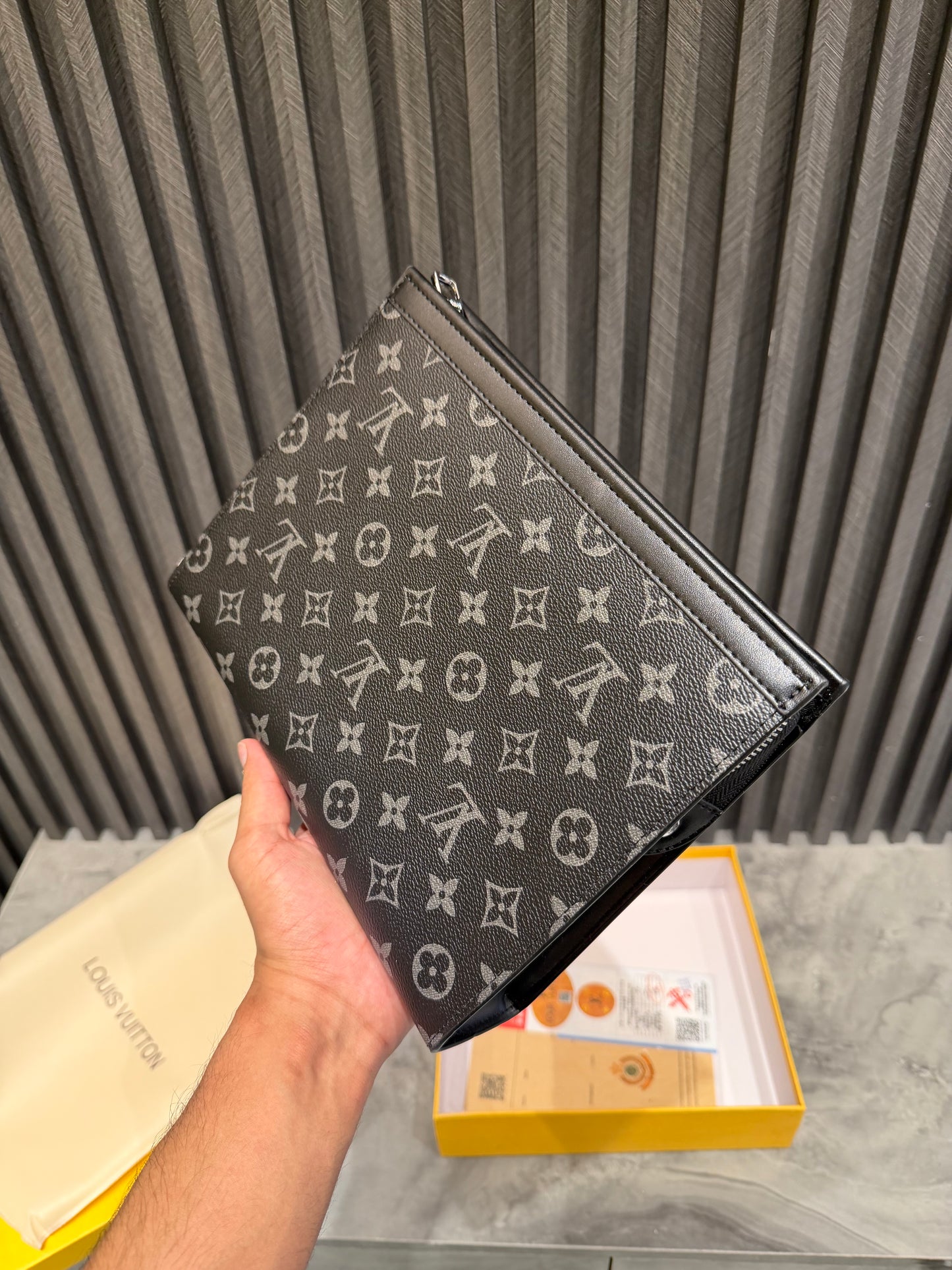 LV MESSENGER BAG