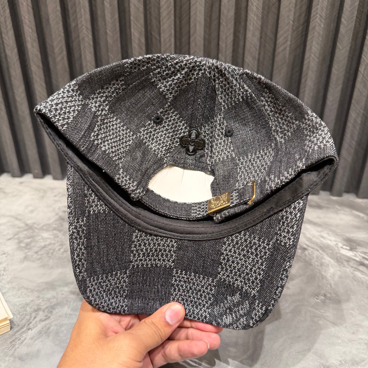 LV CAP
