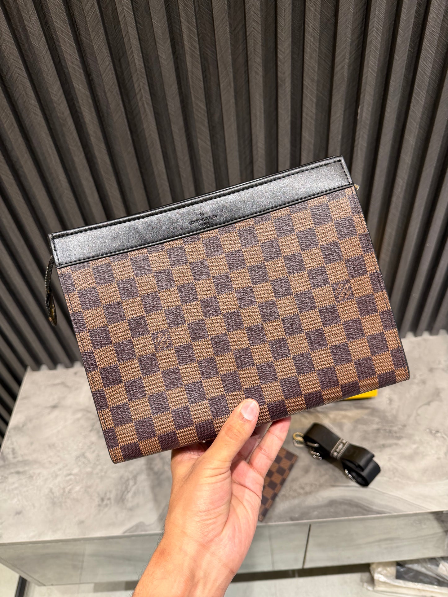 LV MESSENGER BAG