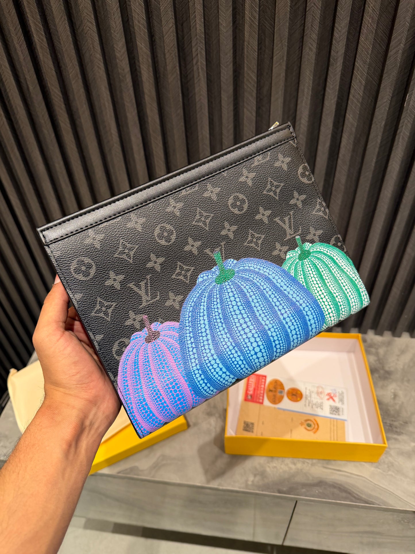 LV MESSENGER BAG