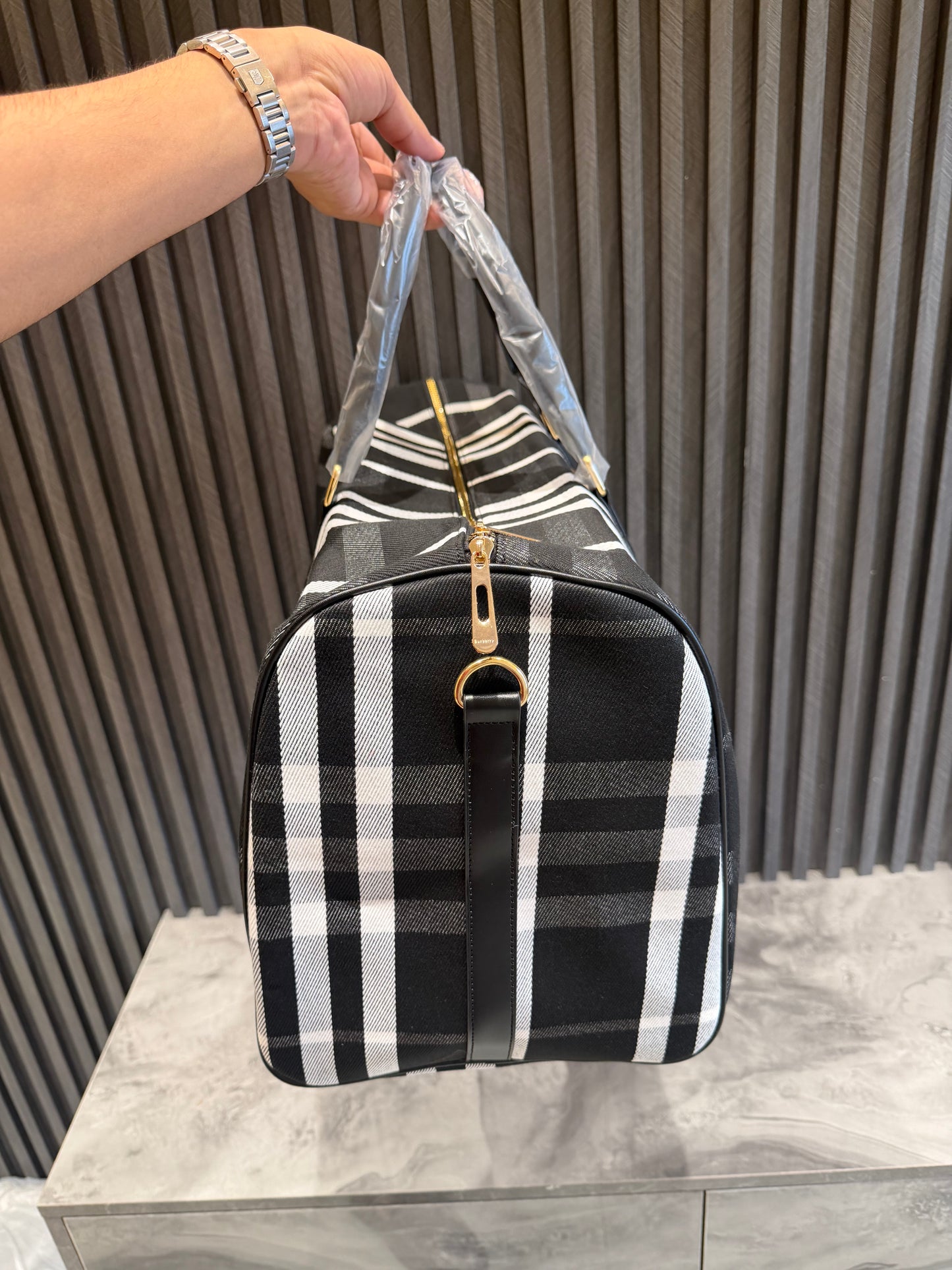 BURBERRY LUGGAGE BAG