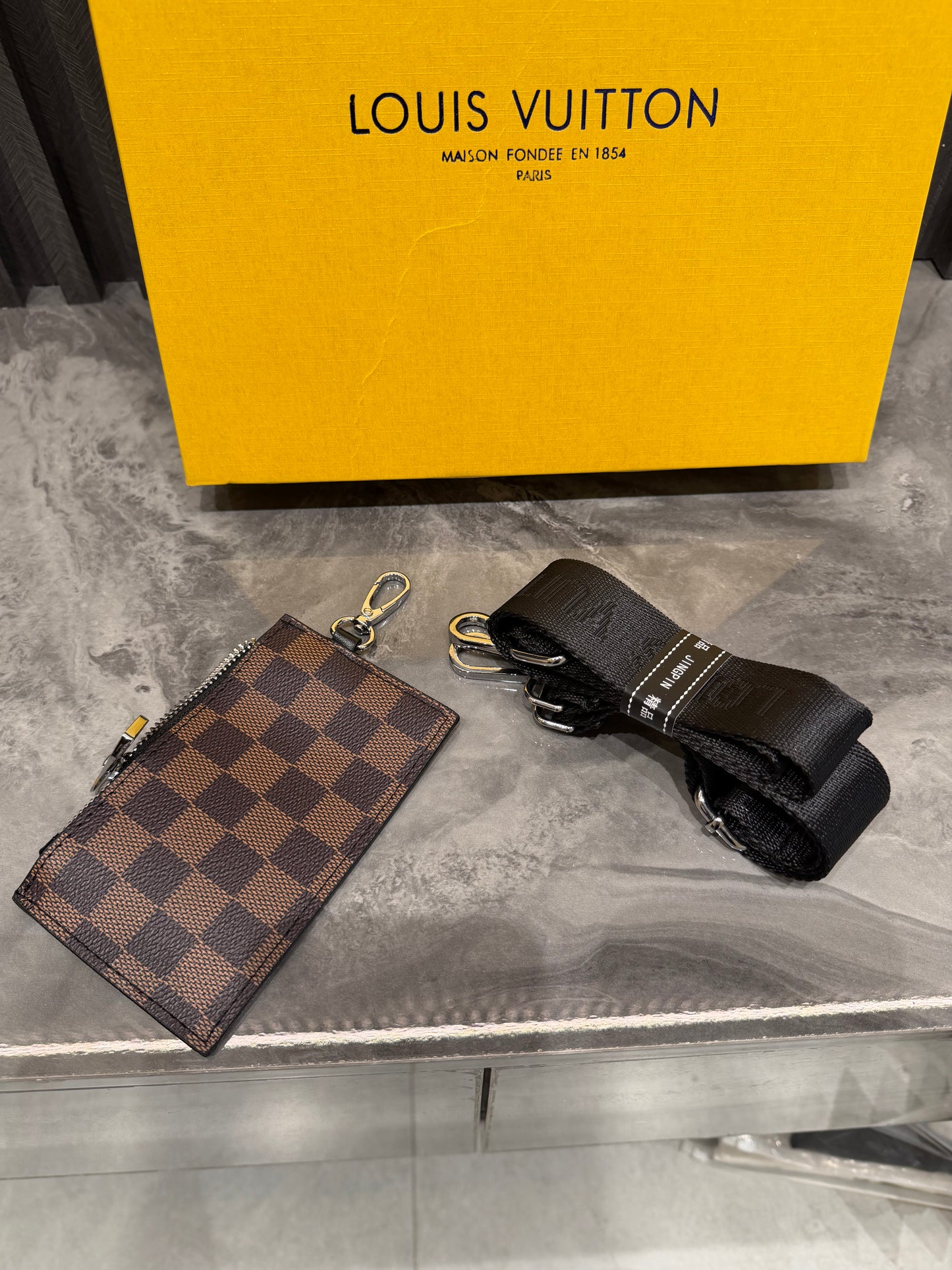 LV MESSENGER BAG