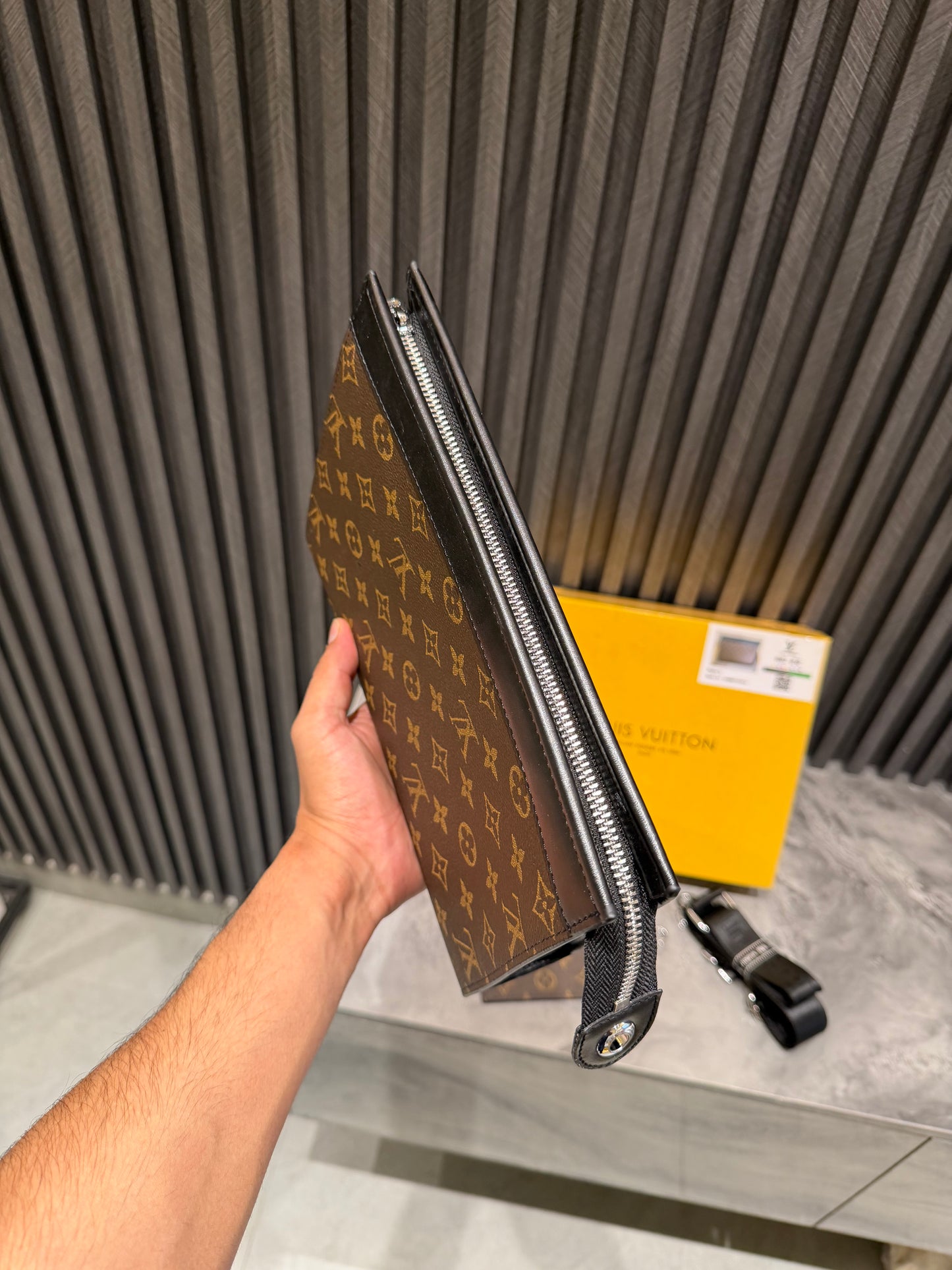 LV MESSENGER BAG