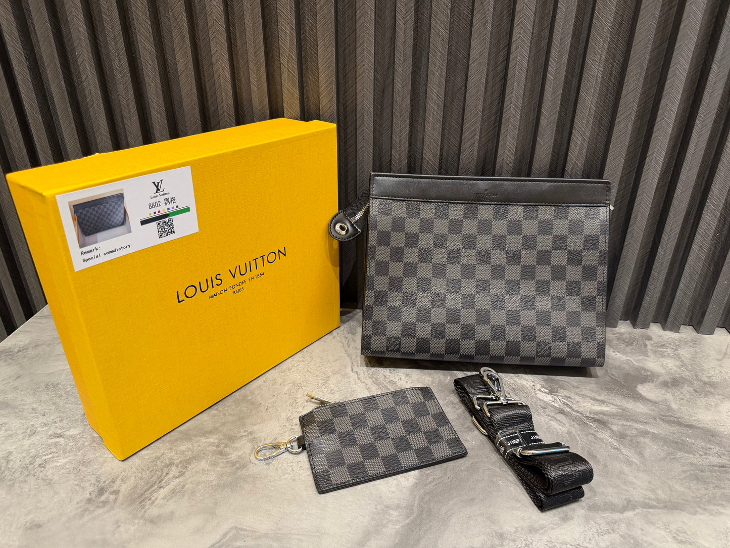 LV MESSENGER BAG