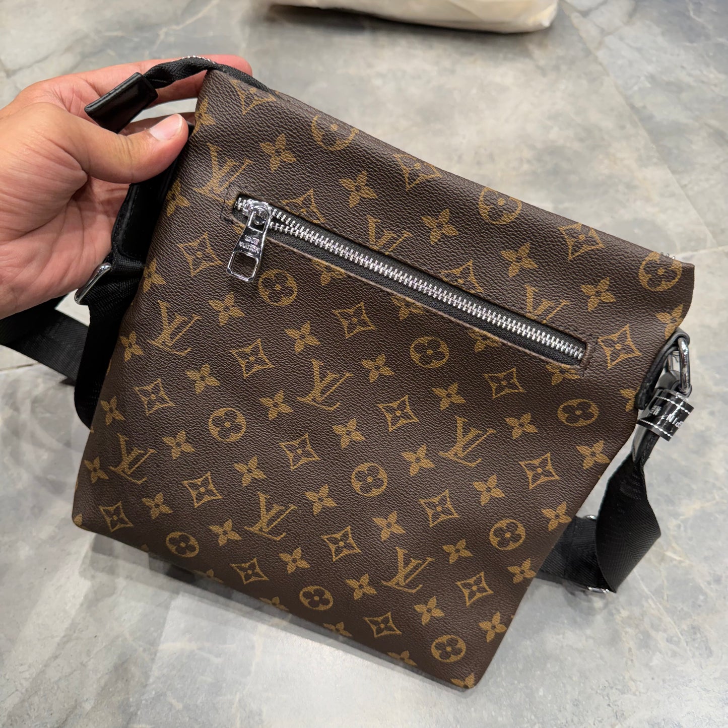 LV CROSS BODY BAG
