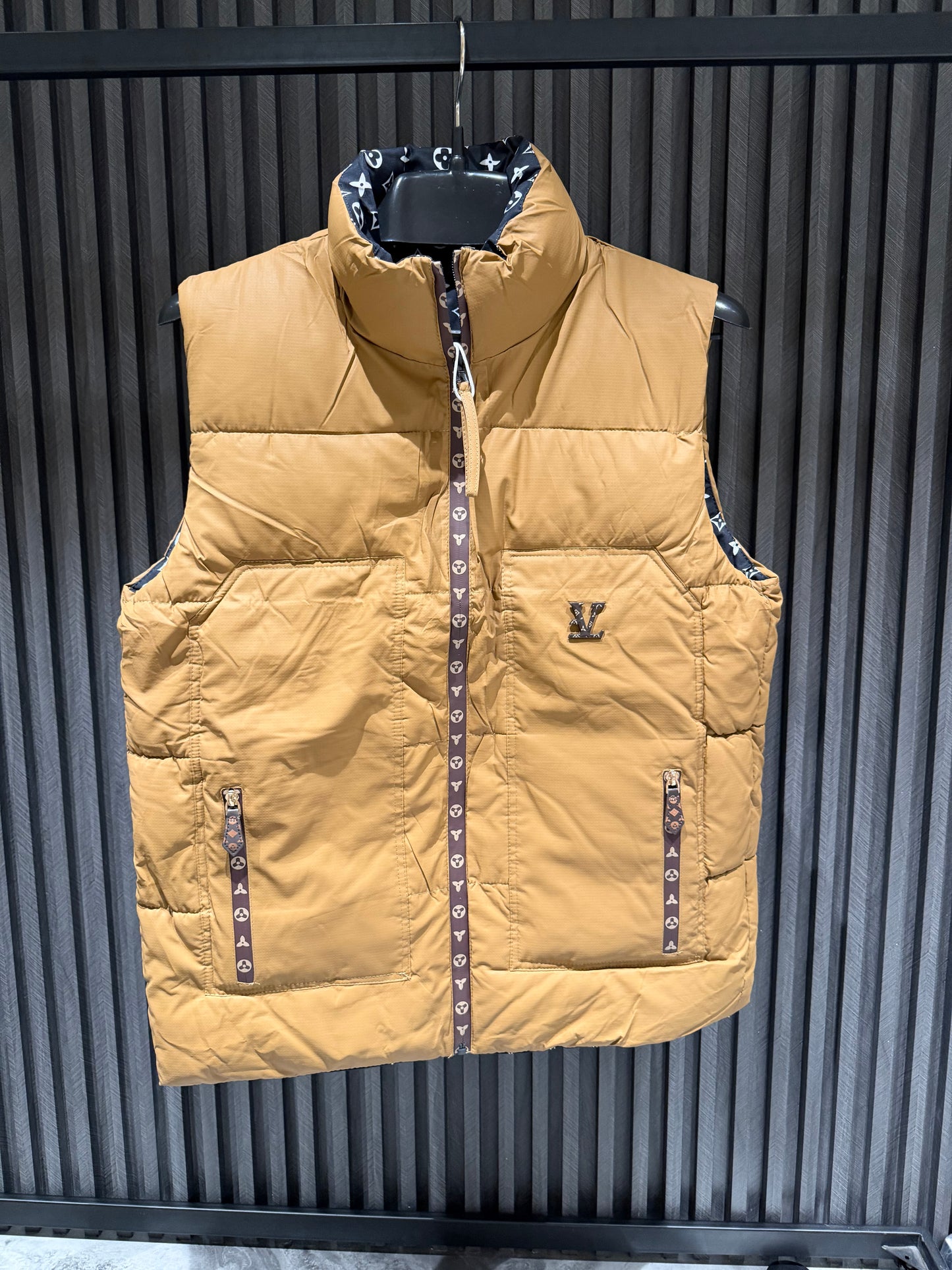 LV SLEEVLEES DUBBLE SIDE