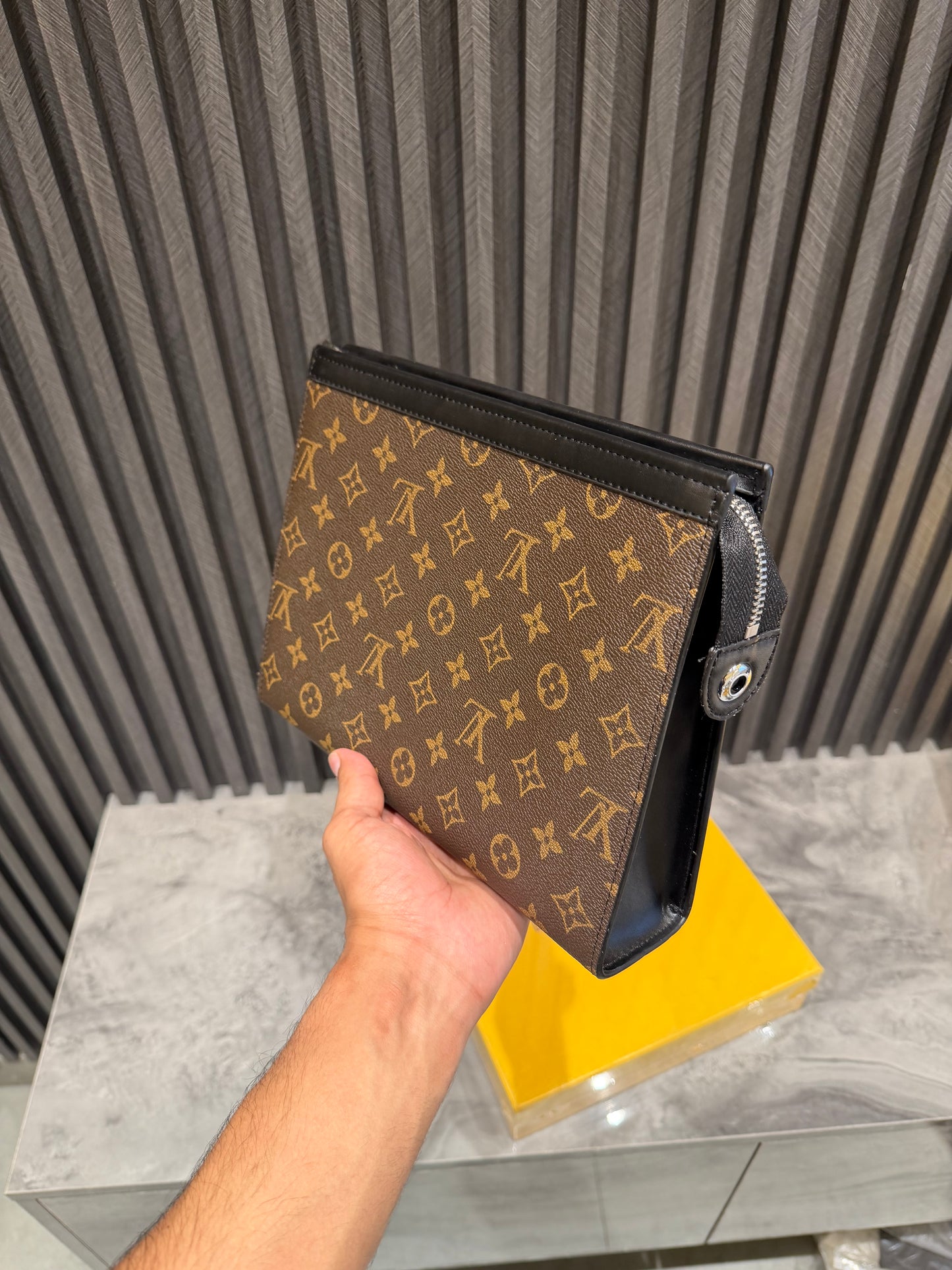 LV MESSENGER BAG