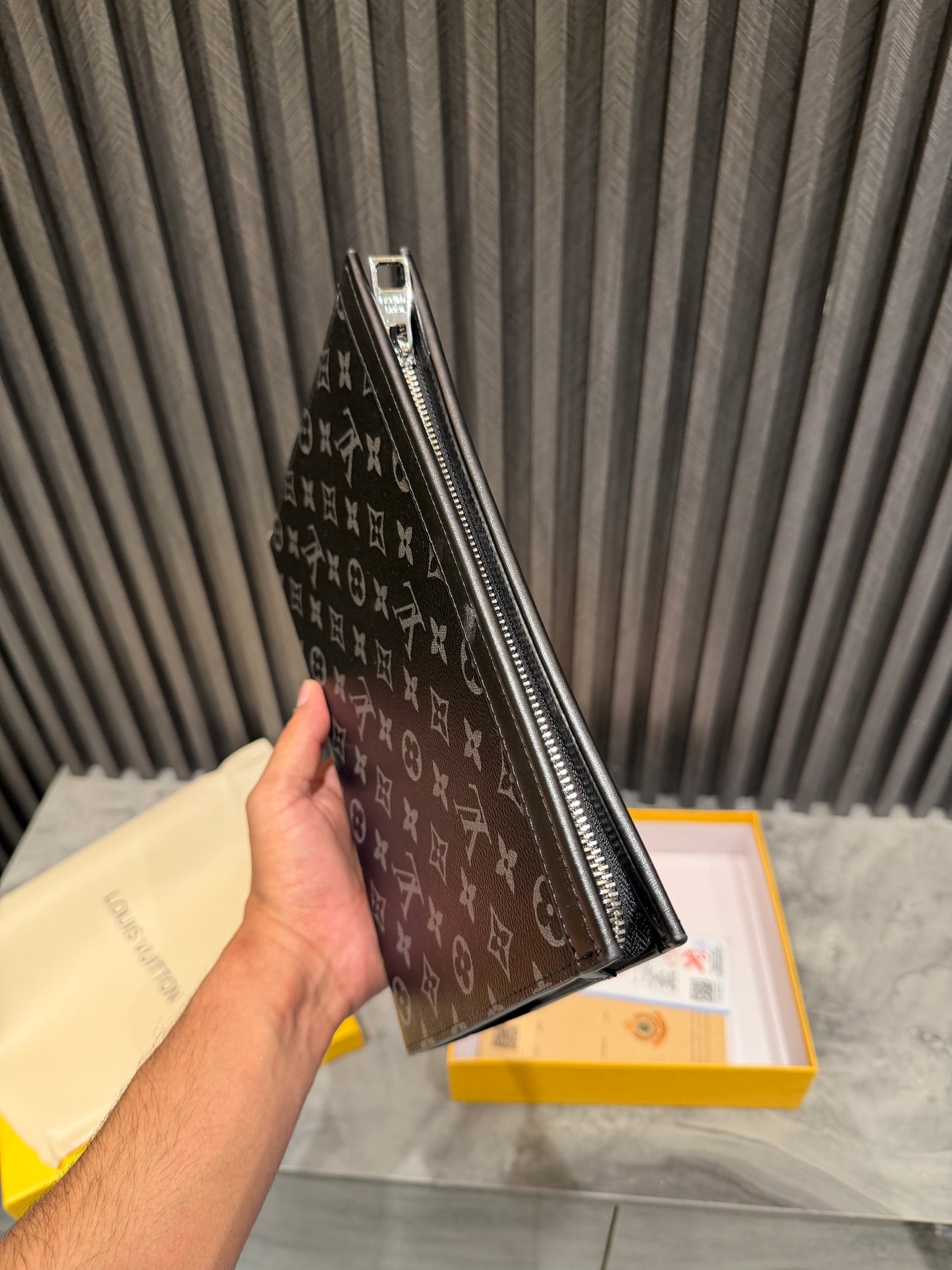 LV MESSENGER BAG