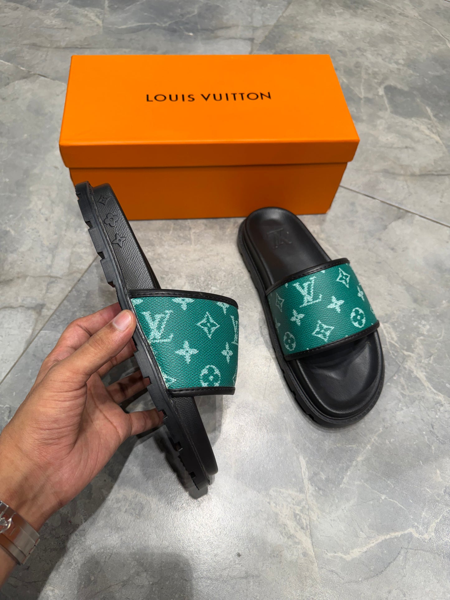 LV HIGH GRADE SLIPPER