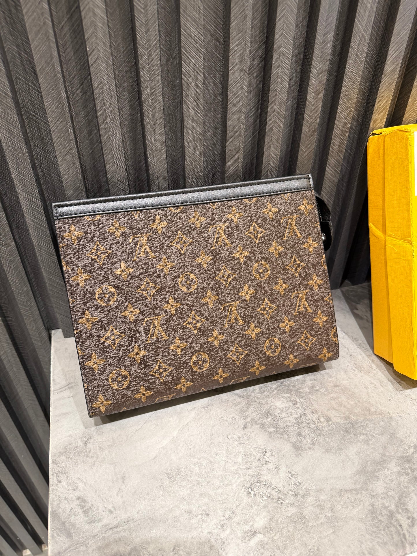 LV MESSENGER BAG