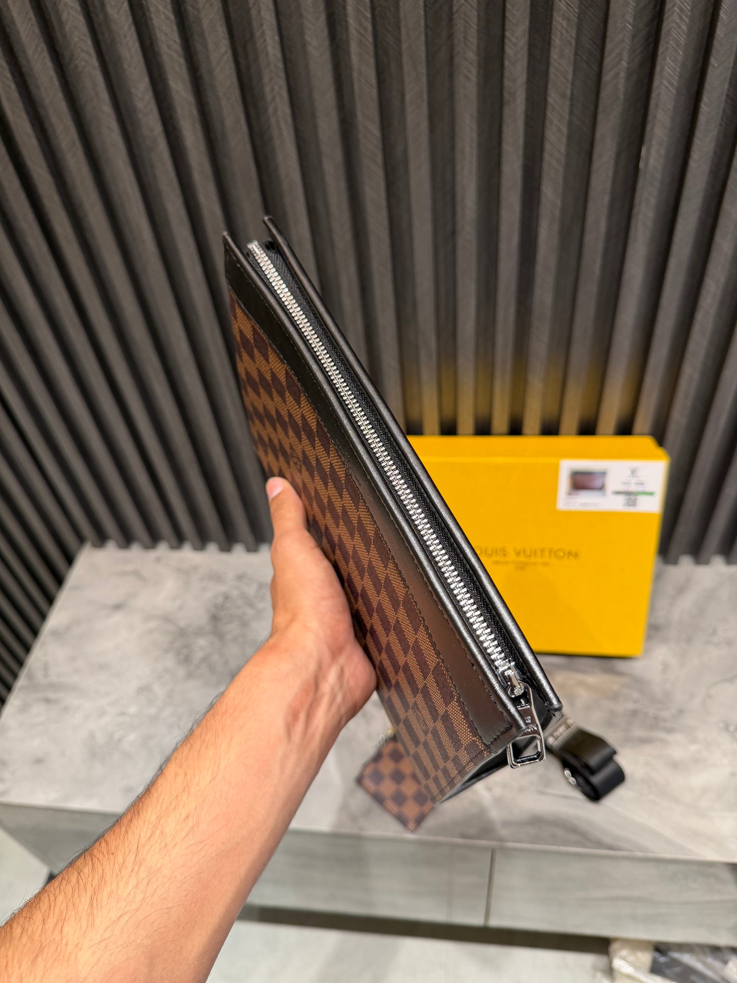 LV MESSENGER BAG