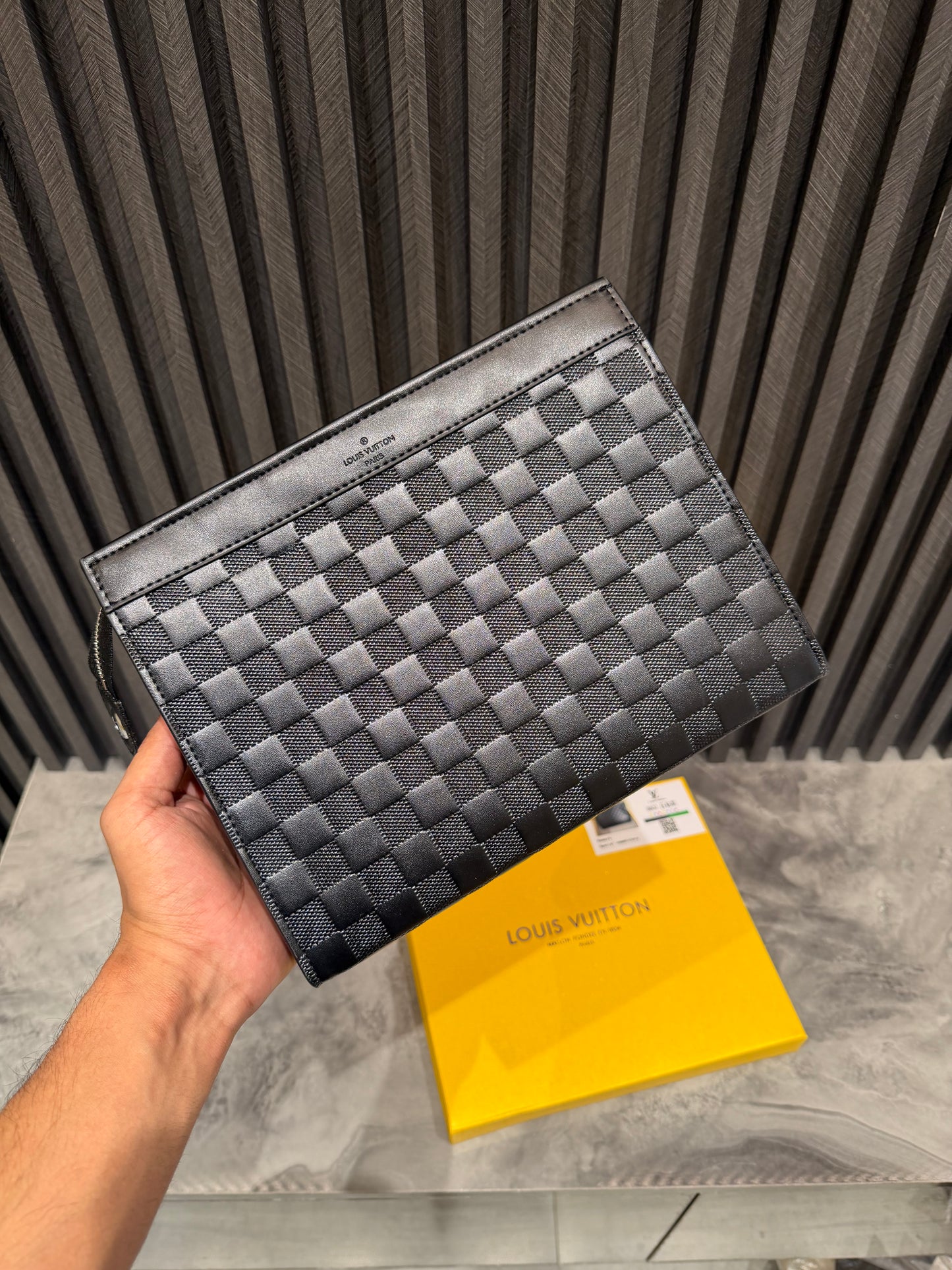 LV MESSENGER BAG