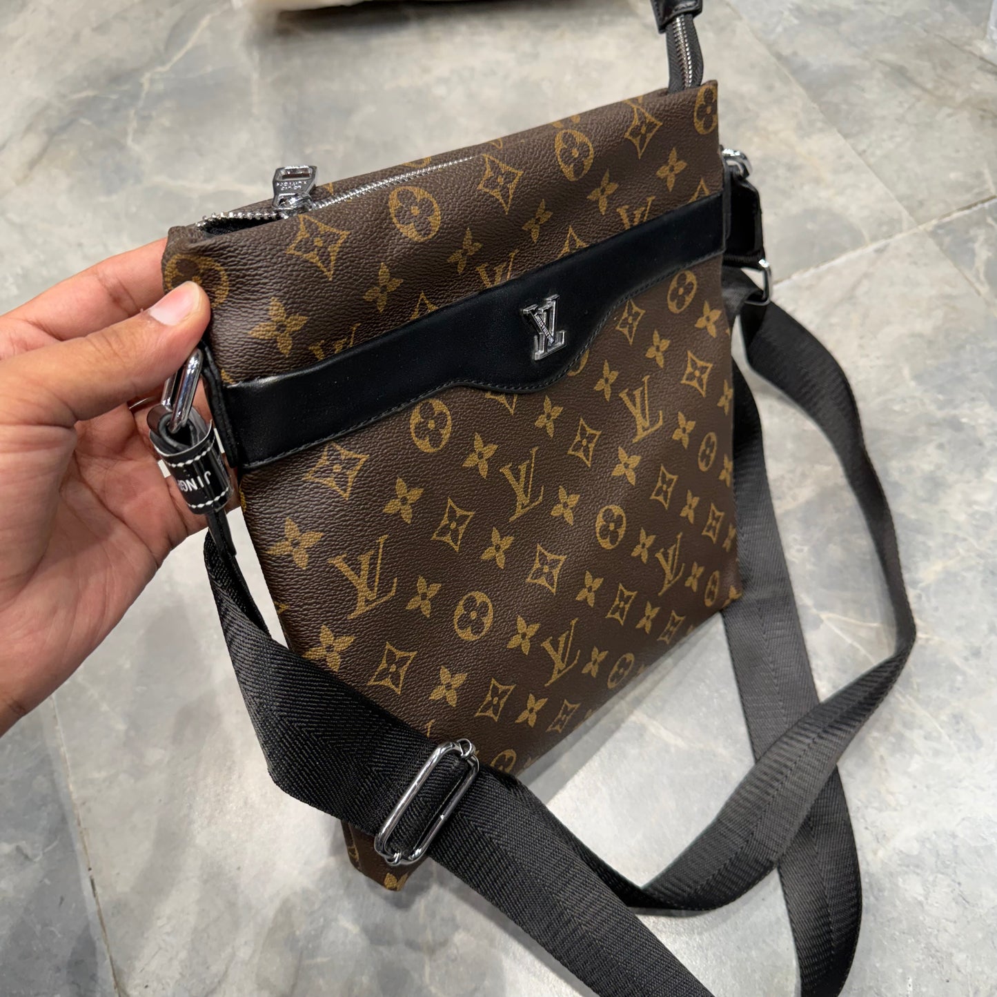 LV CROSS BODY BAG