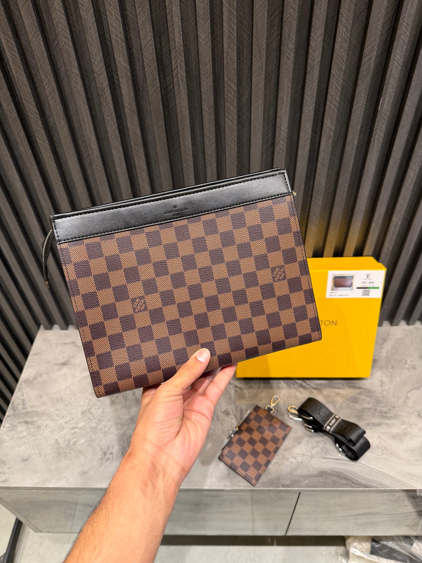 LV MESSENGER BAG