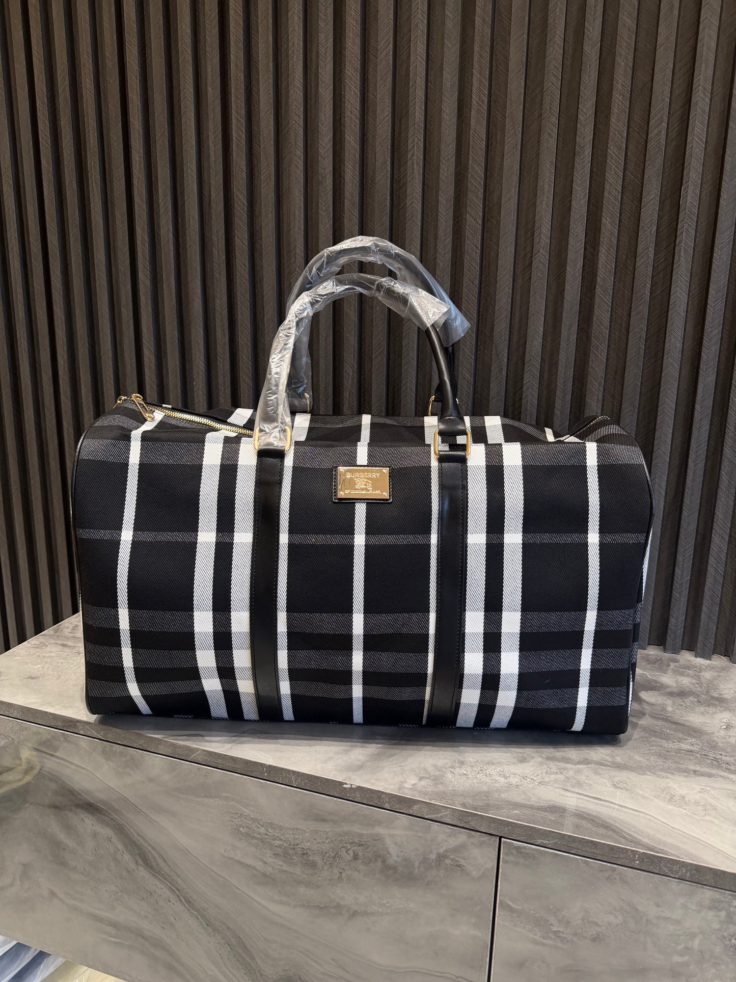 BURBERRY LUGGAGE BAG