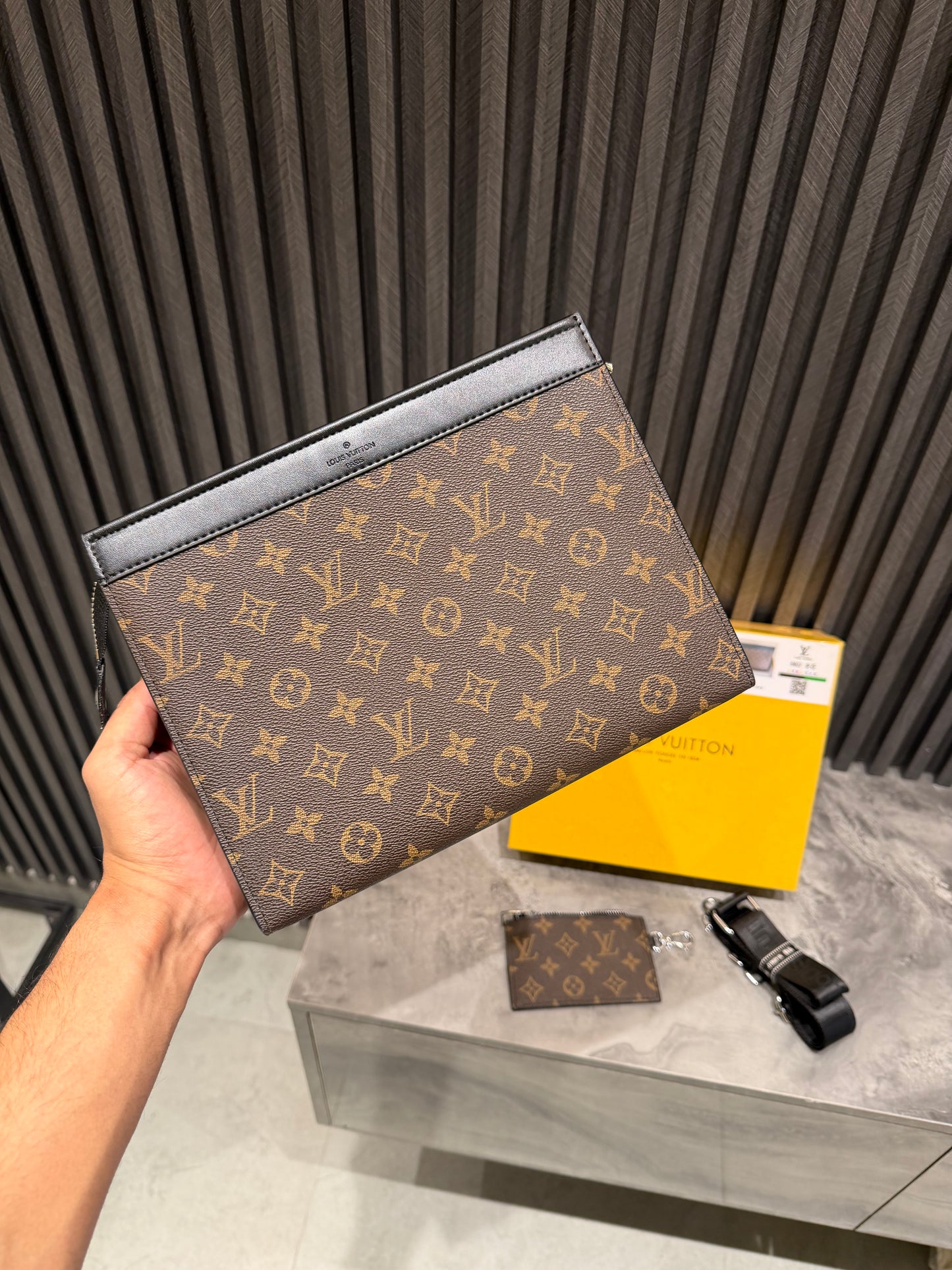 LV MESSENGER BAG