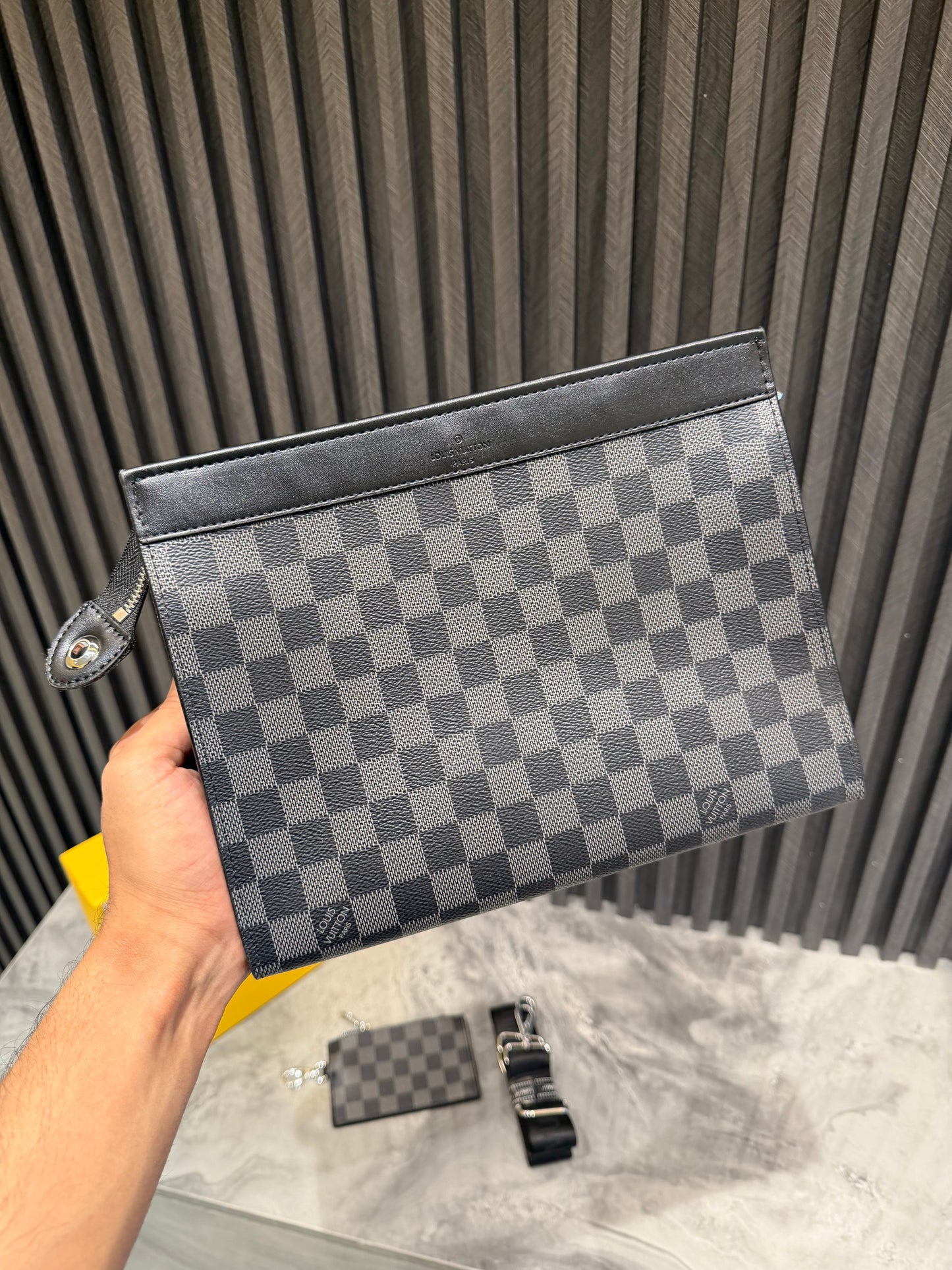 LV MESSENGER BAG