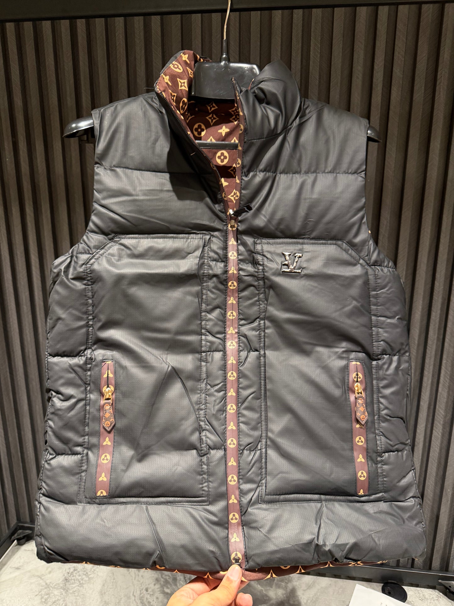 LV SLEEVLEES DUBBLE SIDE