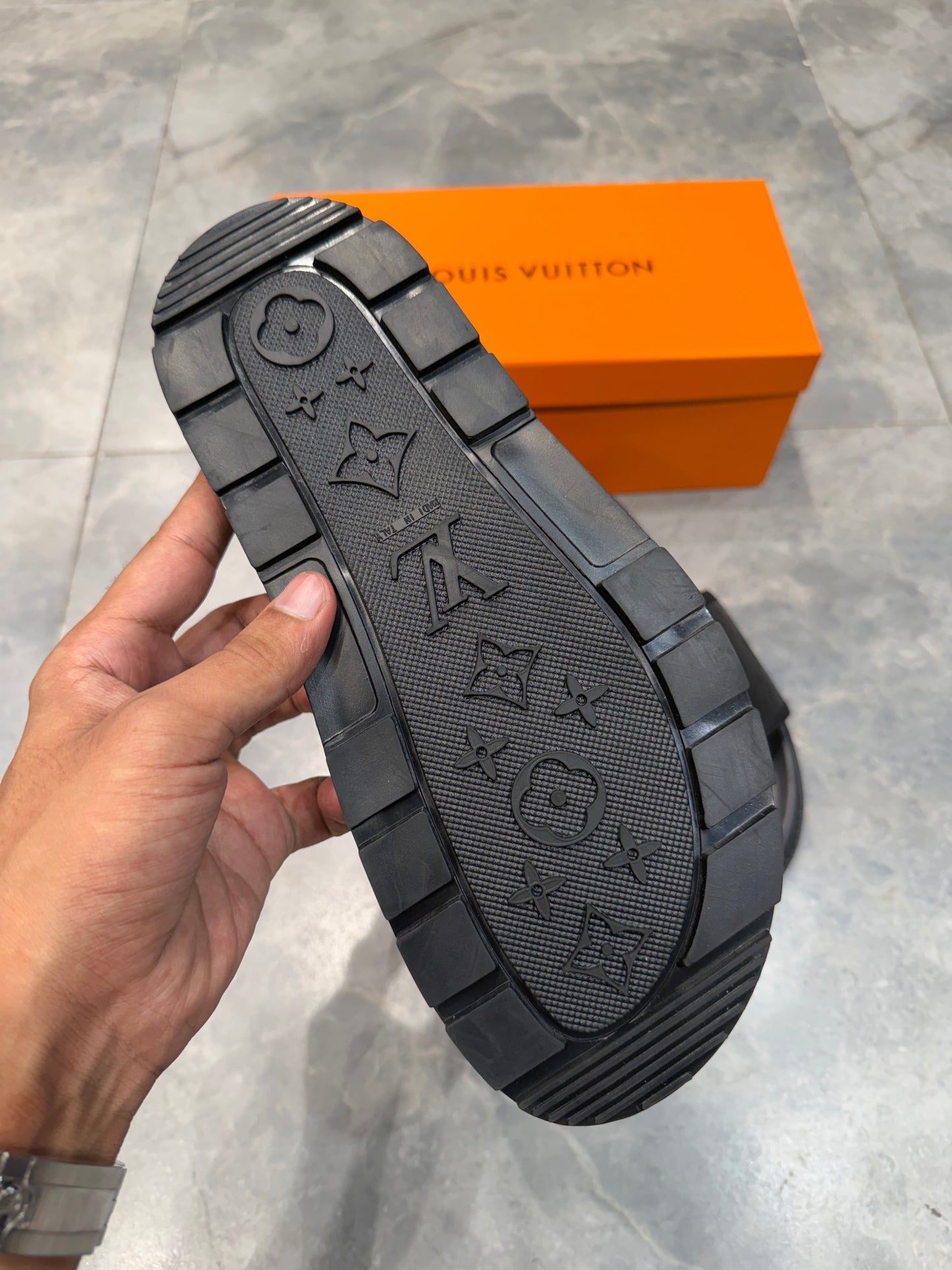 LV HIGH GRADE SLIPPER