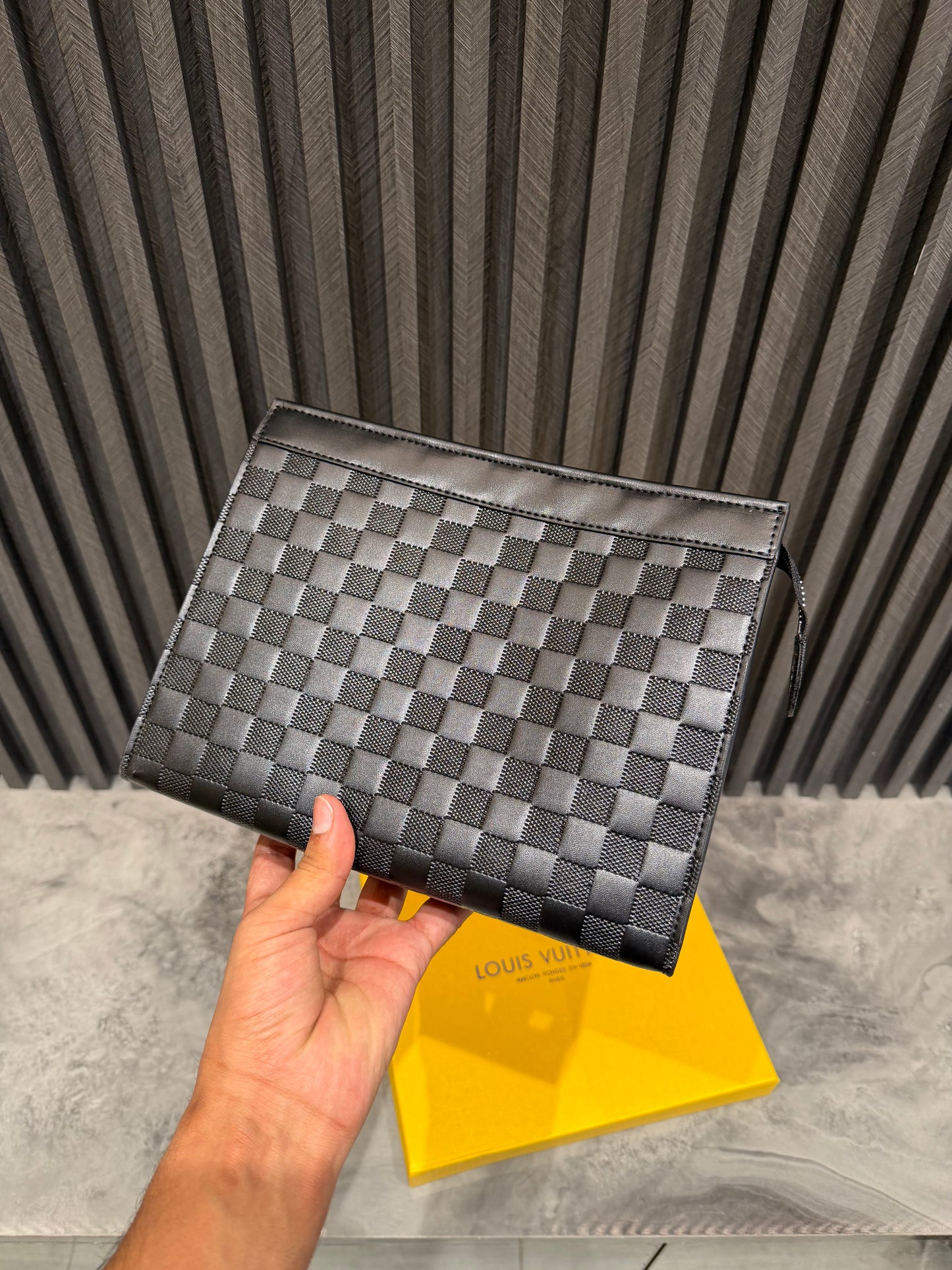 LV MESSENGER BAG