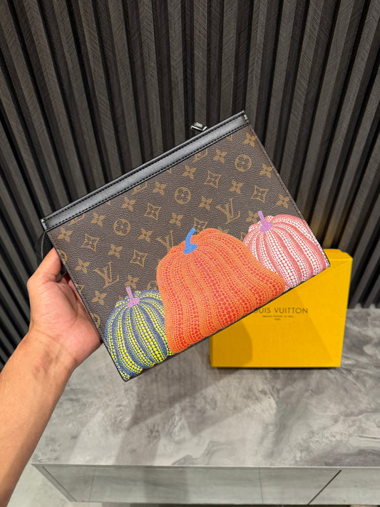 LV MESSENGER BAG