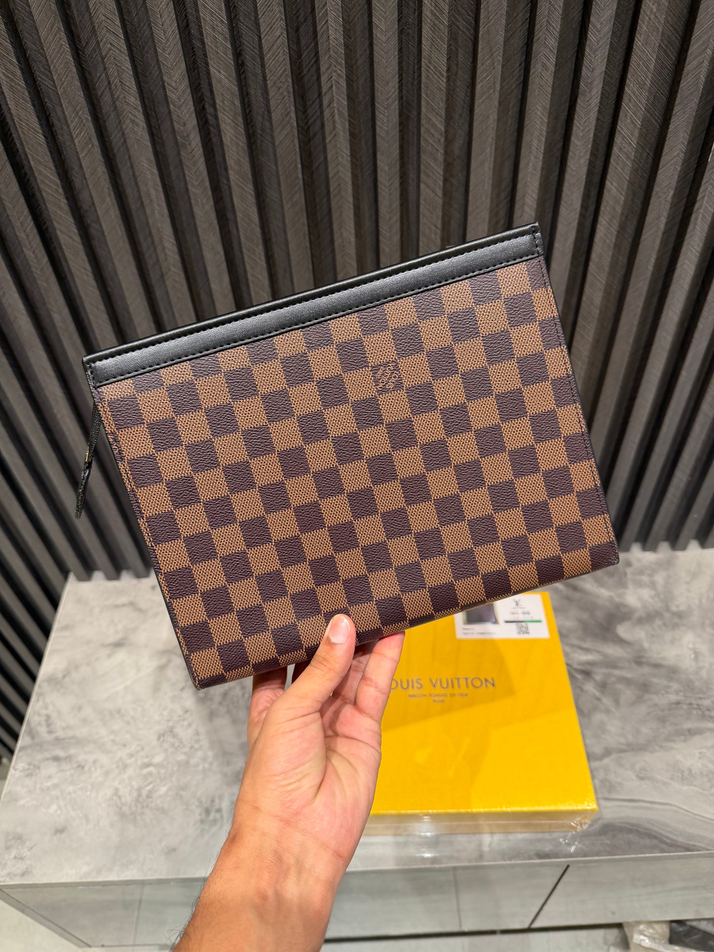LV MESSENGER BAG