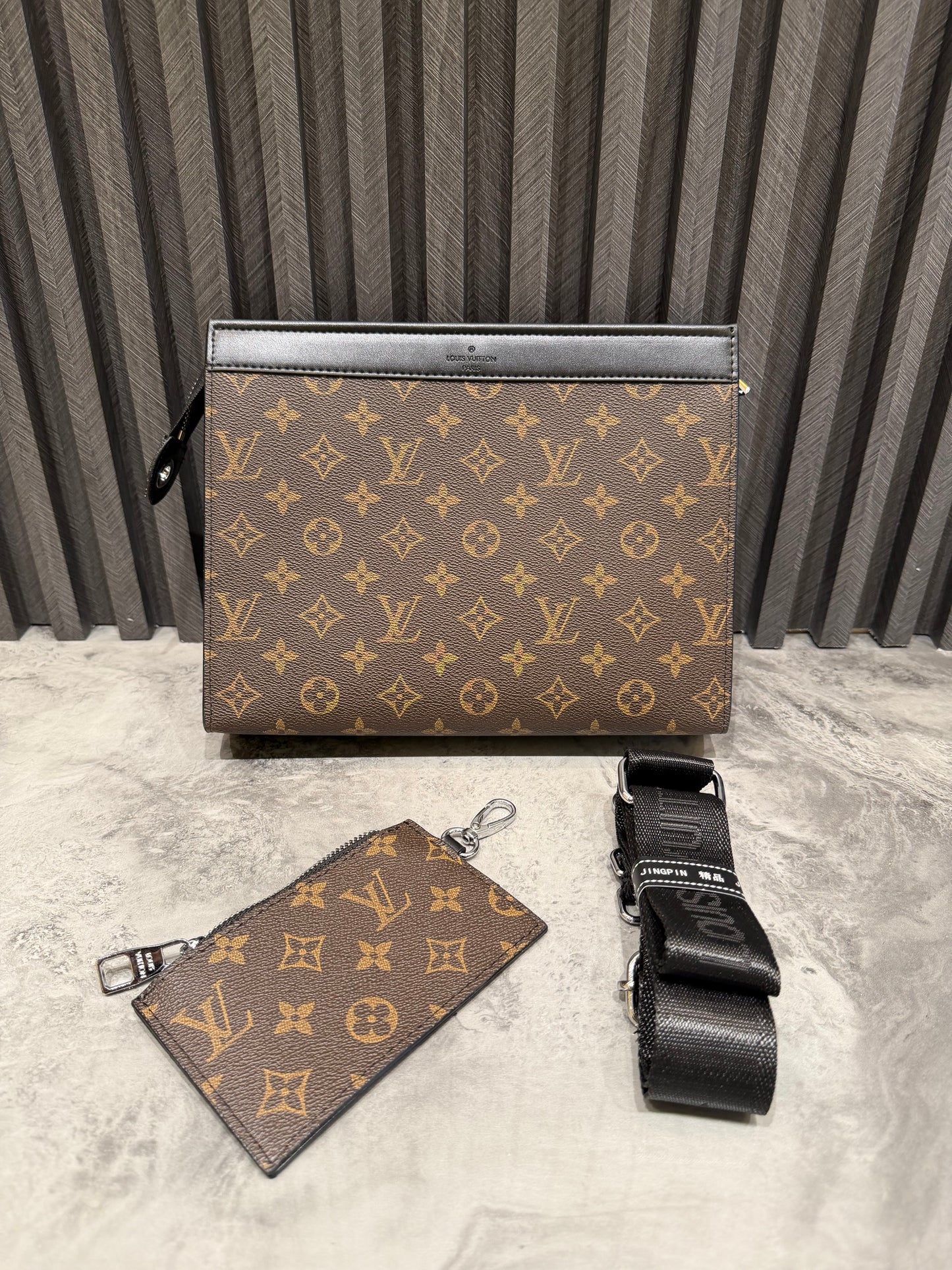 LV MESSENGER BAG