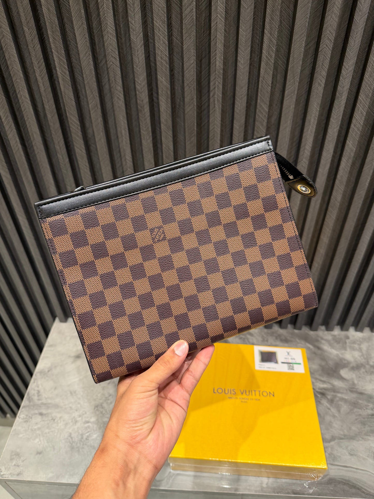 LV MESSENGER BAG